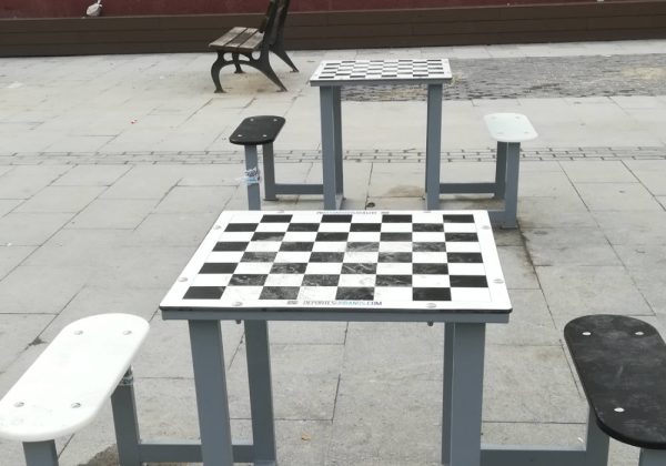 Mesa ajedrez exterior Forte con 2 bancos de acero galvanizado - Imagen 9