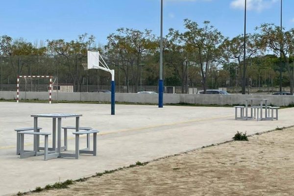 Mesa ajedrez exterior Forte con 2 bancos de acero galvanizado - Imagen 5